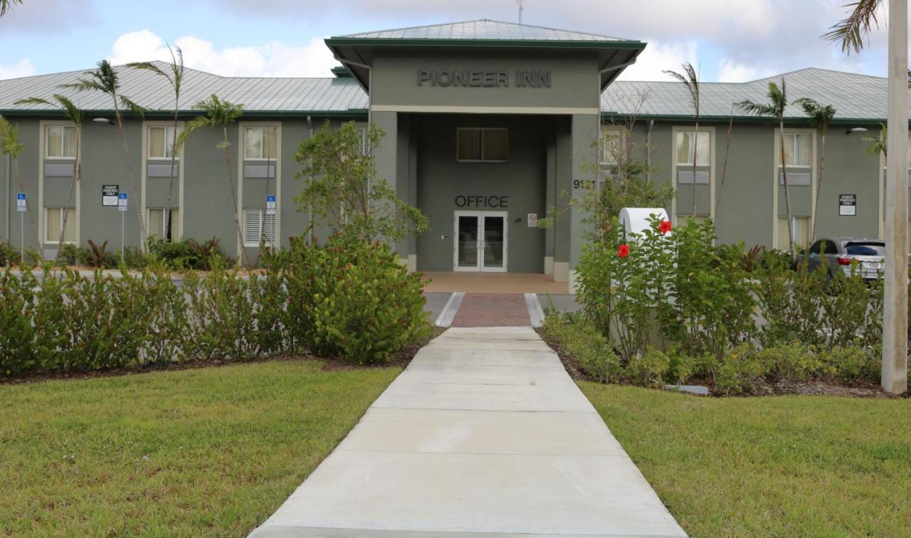 Pioneer Inn Royal Palm Beach Bagian luar foto