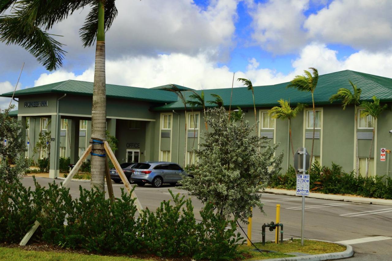 Pioneer Inn Royal Palm Beach Bagian luar foto