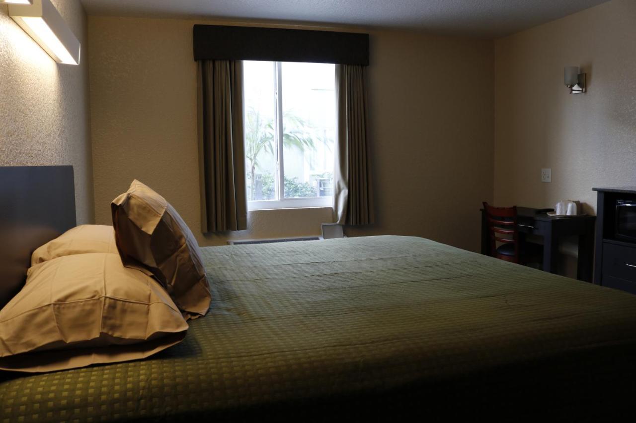 Pioneer Inn Royal Palm Beach Bagian luar foto