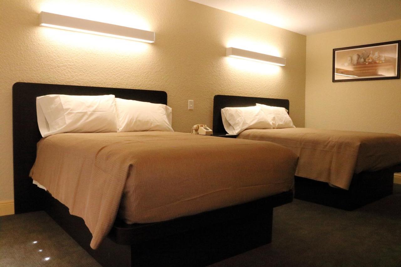 Pioneer Inn Royal Palm Beach Bagian luar foto